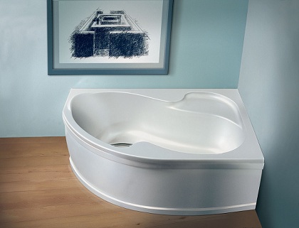 ассиметричная акриловая угловая ванна в стиле минимализма