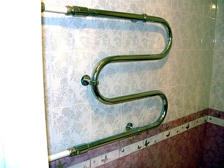 водяной змеевик в ванной комнате