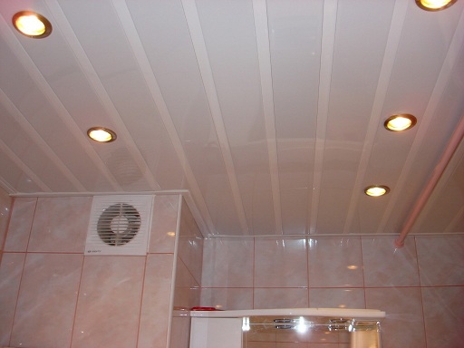 готовый потолок в ванной из пластиковых панелей