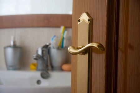 деревянные двери для ванной