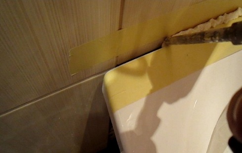 заделка шва между ванной и стеной монтажной пеной