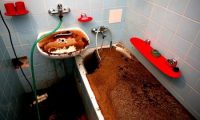 Механические и химические средства чистки засоров в ванной