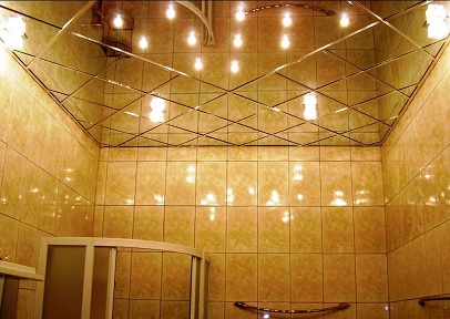 зеркальный потолок в ванной комнате