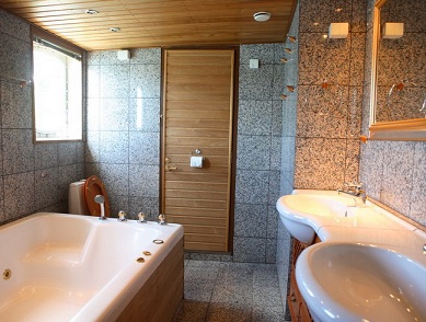 интерьер ванной с деревянным потолком