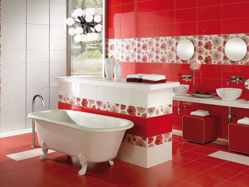 красная ванная с элементами белого