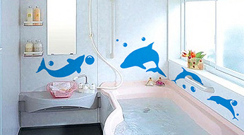 наклейки в виде дельфинов в ванной