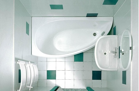 угловая металлическая ванна - отличное решение для маленькой комнаты