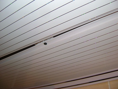 потолок из пвх панелей в ванной комнате