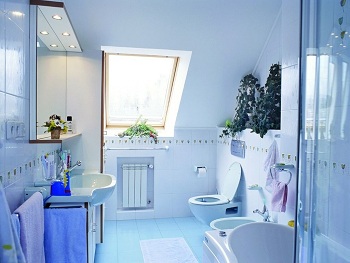 правильное освещение в голубой ванной комнате
