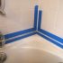 Выполняем герметизацию шва между стеной и ванной