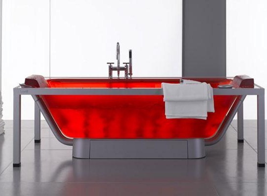 прозрачная ванна с красным оттенком