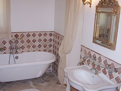 ванная комната, облицованная плиткой