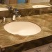 столешница в ванной из искусственного камня