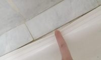 Как заделать стык между плиткой и ванной при ремонте?