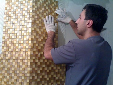 укладка мозаичной плитки в ванной