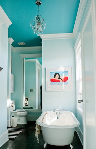 эстетичный окрашенный потолок в ванной