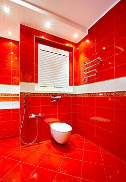 яркий красный цвет в ванной
